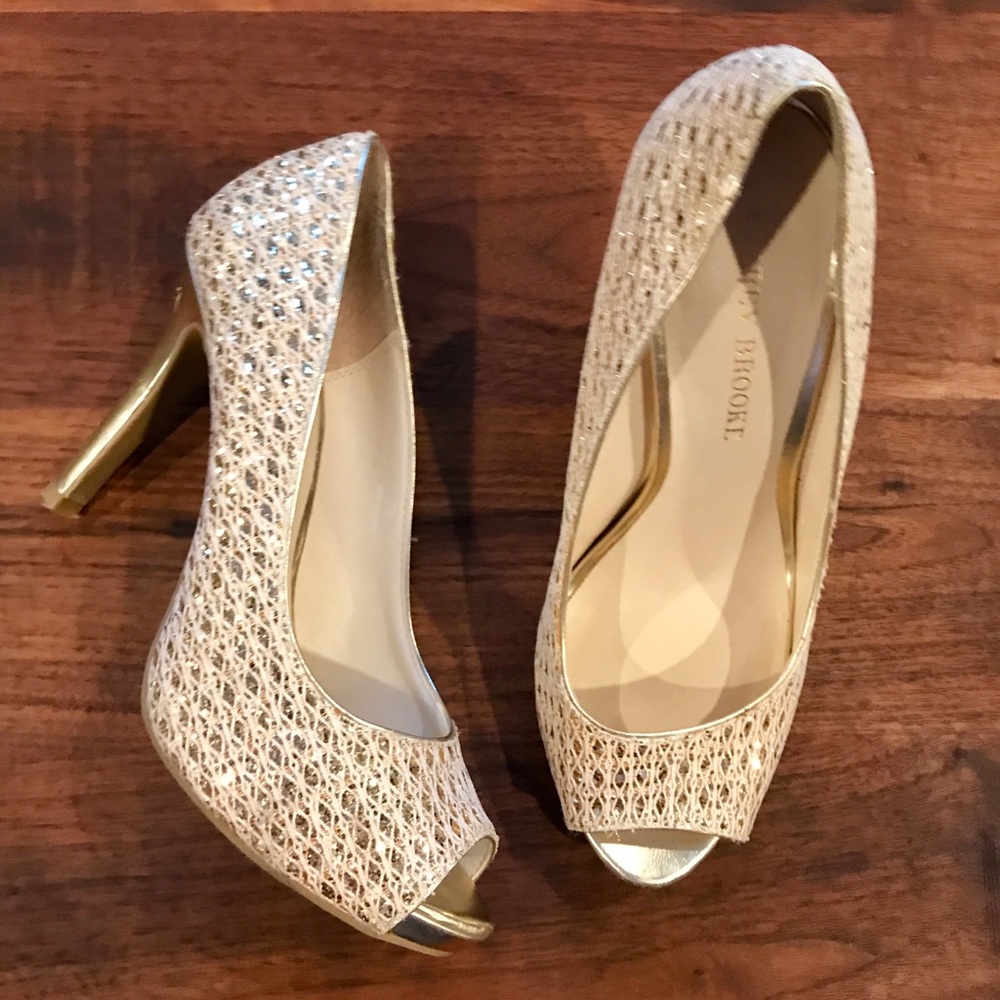 Audrey Brooke Golden Peep-Toe Pump - Size 6.5